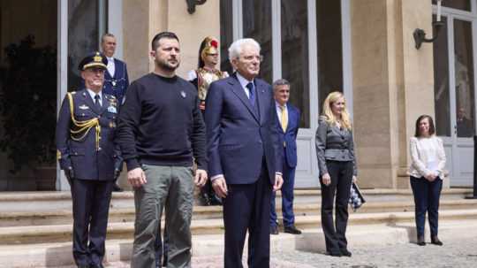Ukrajinský prezident Volodymyr Zelenskyj (vľavo) a taliansky prezident Sergio Mattarella počas stretnutia v Prezidentskom paláci 13. mája 2023 v Ríme.