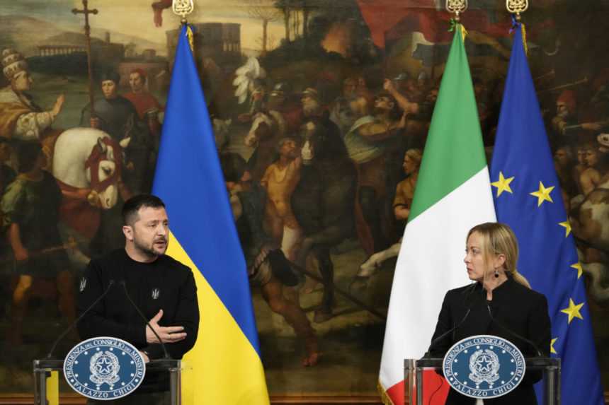 Ukrajinský prezident Volodymyr Zelenskyj a talianska premiérka Giorgia Meloniová počas tlačovej konferencie po stretnutí 13. mája 2023 v Ríme.