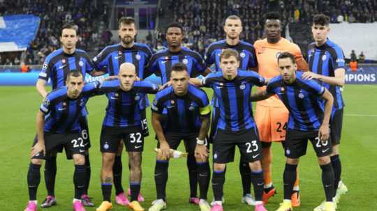 Na snímke hráči Interu Milána pózujú pred odvetným zápasom semifinále Ligy majstrov.