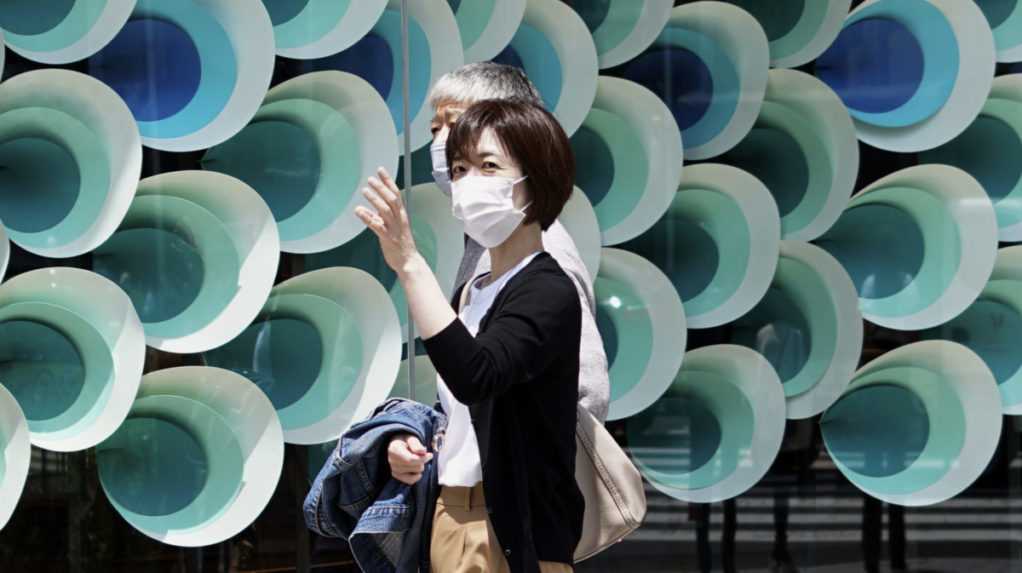 Bizarný dôsledok pandémie: Niektorí Japonci sa pre rúška zabudli usmievať