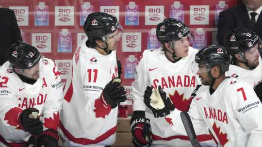 Kanadskí hokejisti oslavujú gól proti Slovinsku