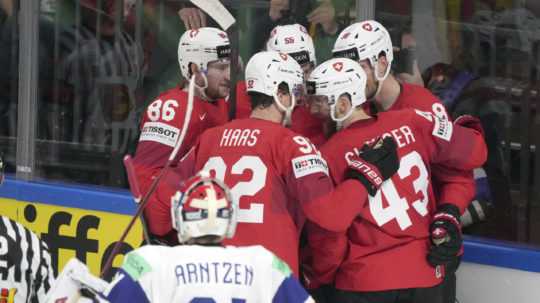 Švajčiarski hokejisti oslavujú gól proti Nórsku