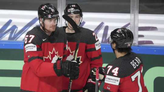 Kanadskí hokejisti oslavujú gól proti Kazachstanu