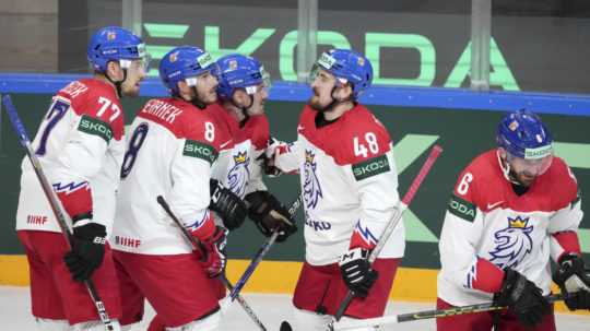 Českí hokejisti oslavujú gól proti Nórsku