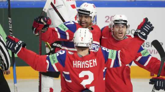 Nórski hokejisti sa radujú z gólu.