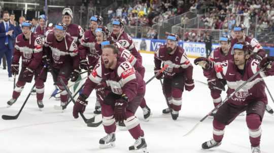 Na snímke sú hokejisti Lotyšska.