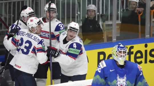 Nórski hokejisti oslavujú gól nad Slovinskom