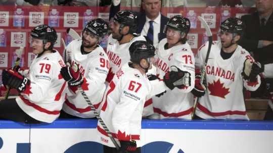Kanadskí hokejisti oslavujú gól proti Lotyšsku