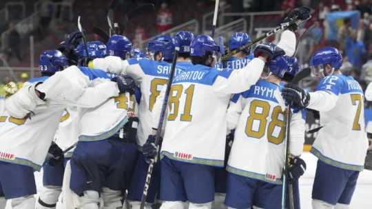 Hokejisti Kazachstanu oslavujú výhru nad Nórskom