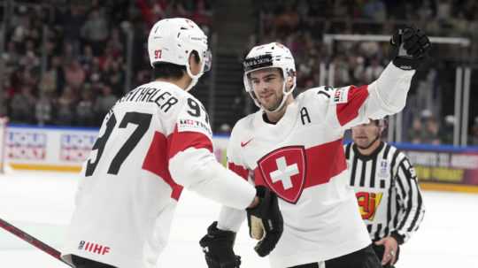 Švajčiarski hokejisti oslavujú gól proti Kanade