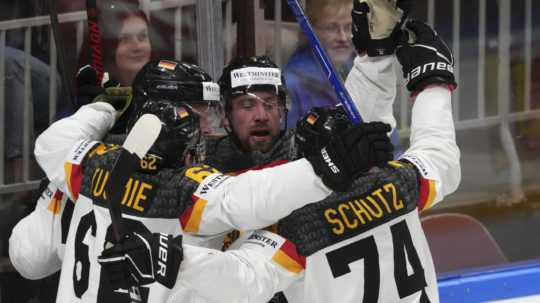 Nemeckí hokejisti oslavujú gól vo štvrťfinále proti Švajčiarsku