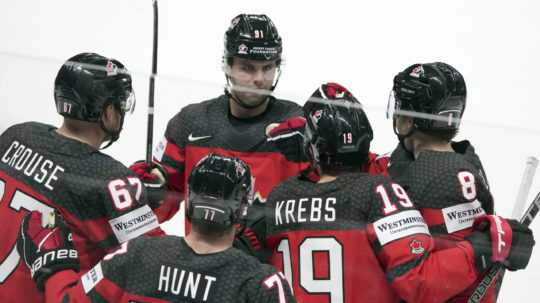 Kanadskí hokejisti oslavujú gól proti Česku