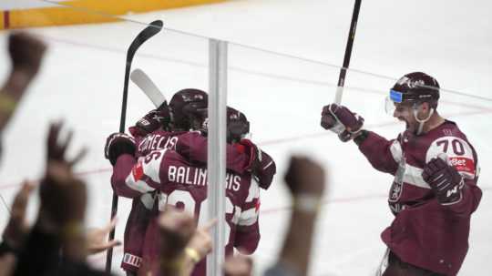 Lotyšskí hokejisti oslavujú gól vo štvrťfinále proti Švédsku