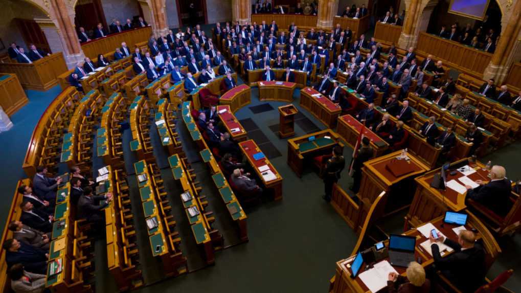 Maďarský parlament predĺžil núdzový stav spôsobený vojnou