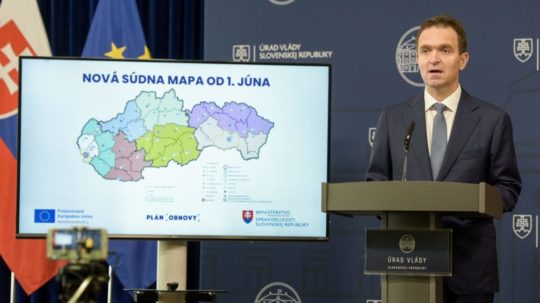 Na snímke predseda vlády SR Ľudovít Ódor počas tlačovej konferencie na tému spustenia súdnej mapy ako jednej z kľúčových reforiem plánu obnovy v Bratislave v stredu 31. mája 2023.