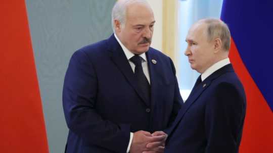 Zľava bieloruský prezident Alexandr Lukašenko a ruský prezident Vladimir Putin.