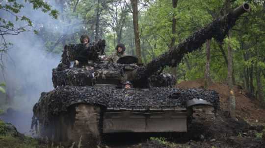 Ukrajinskí tankisti na ceste smerom k svojim pozíciám pri Bachmute.