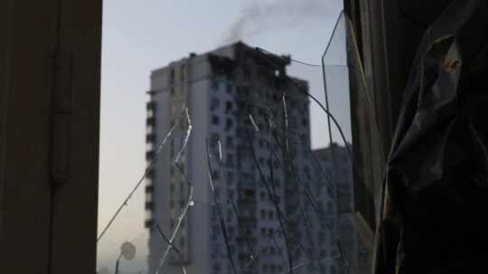 Zničené okno na budove po ruskom bombardovaní Kyjeva.