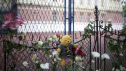 Kvety a plyšový medveď sú na plote základnej školy v Belehrade vo štvrtok 4. mája 2023.