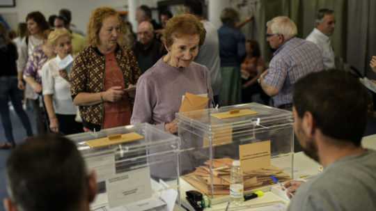 Archívna snímka voličky počas regionálnych a komunálnych volieb v Španielsku.
