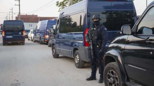 Policajti hliadkujú v srbskej dedine Dubona.