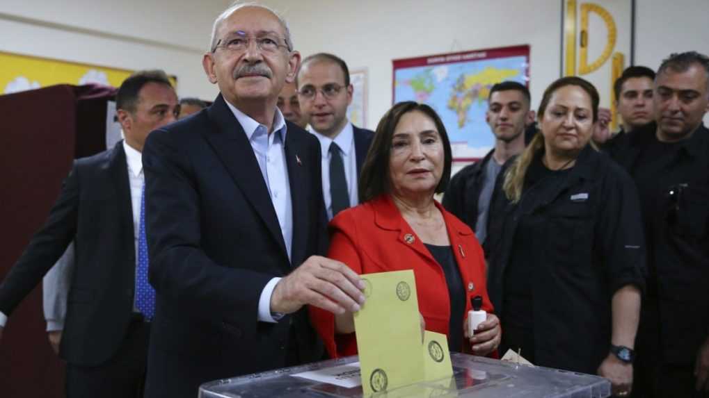 Na voľbu prezidenta potrebujú Turci dve kolá prvýkrát za 20 rokov. Hlasovacie miestnosti sa uzatvoria o niekoľko hodín