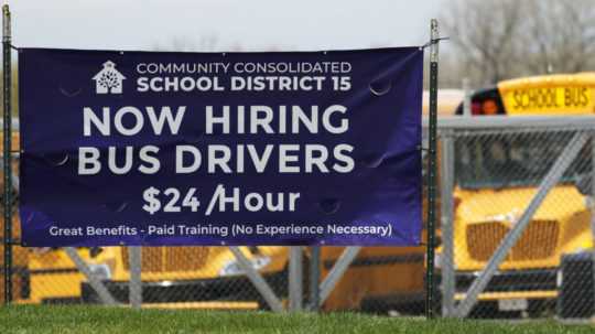 Na snímke je billboard s ponukou práce pre vodičov autobusov.