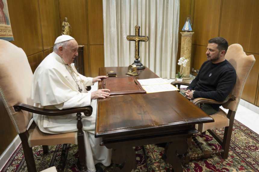 Ukrajinský prezident Volodymyr Zelenskyj poča súkromnej audiencie s pápežom Františkom 13. mája 2023 vo Vatikáne.