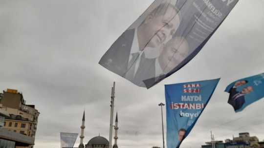 Na snímke súvolebná reklama v Istanbule ulice Istanbulu.
