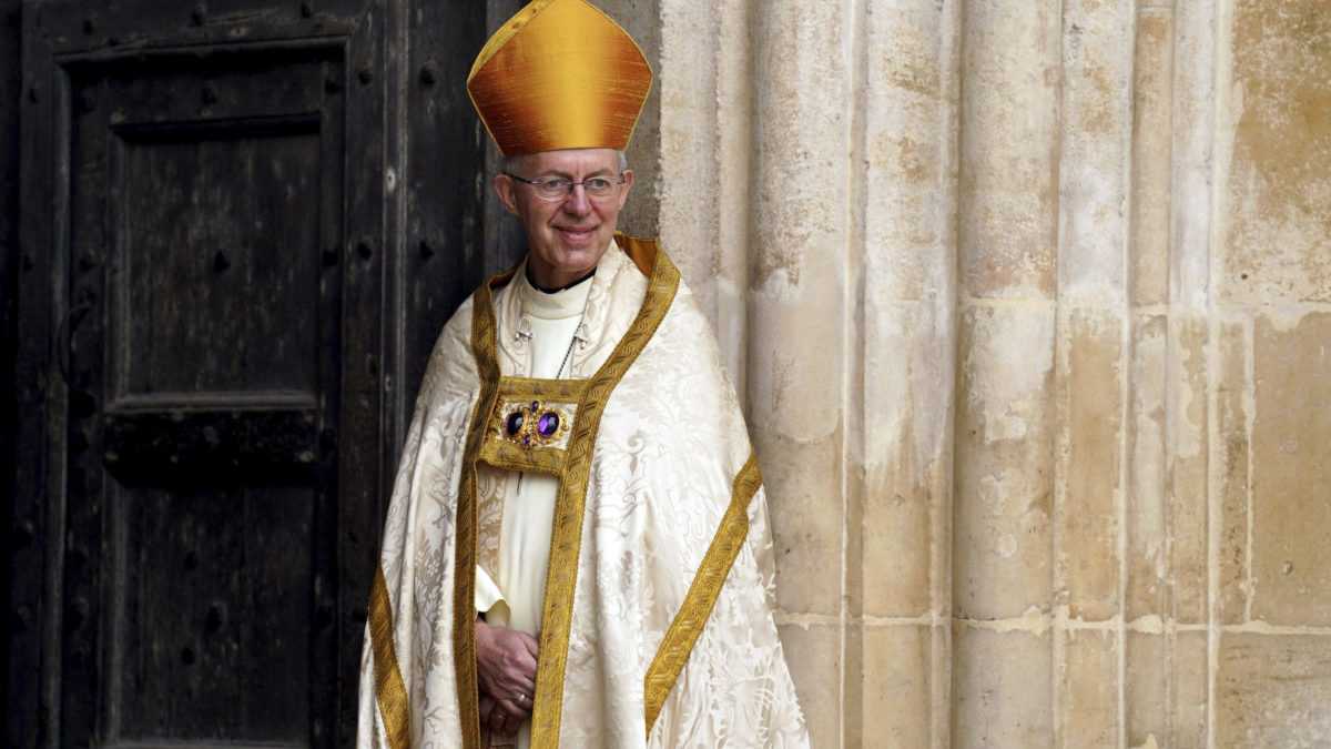 Arcibiskup z Canterbury Justin Welby stojÃƒÂ­ vo Westminsterskom opÃƒÂ¡tstve pred korunovÃƒÂ¡ciou krÃƒÂ¡Ã„Â¾a Karola III. a jeho manÃ…Â¾elky Kamily.