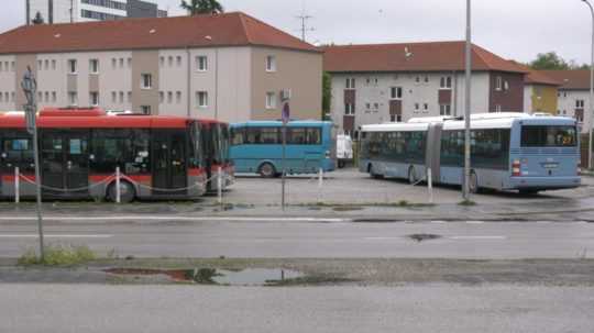 Na snímke autobusy