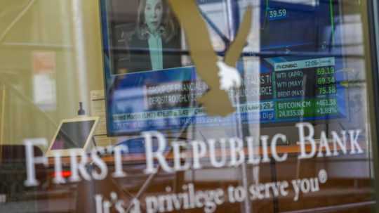 Na archívnej snímke z 16. marca 2023 finančné správy vysielajú v televízii v pobočke americkej banky First Republic Bank v New Yorku.