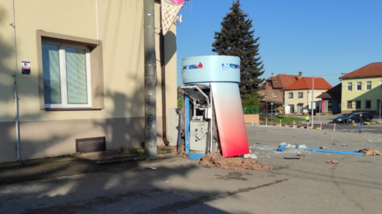 Na snímke poškodený bankomat v Oslanoch v okrese Prievidza.