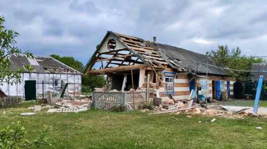 Na snímke, ktorú zverejnil telegramový kanál gubernátora Belgorodskej oblasti, sú poškodené domy.