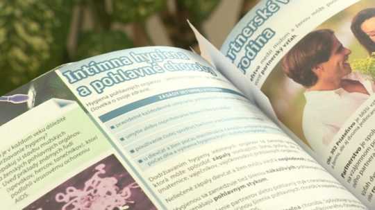 Na snímke učebnica otvorená na strane venovanej intímnej hygiene