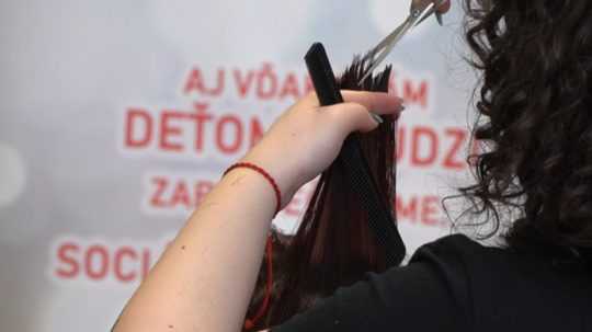 Žena strihá vlasy.