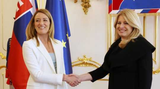 Vľavo predsedníčka Európskeho parlamentu Roberta Metsolová a vpravo slovenská prezidentka Zuzana Čaputová, podávajú si ruky.