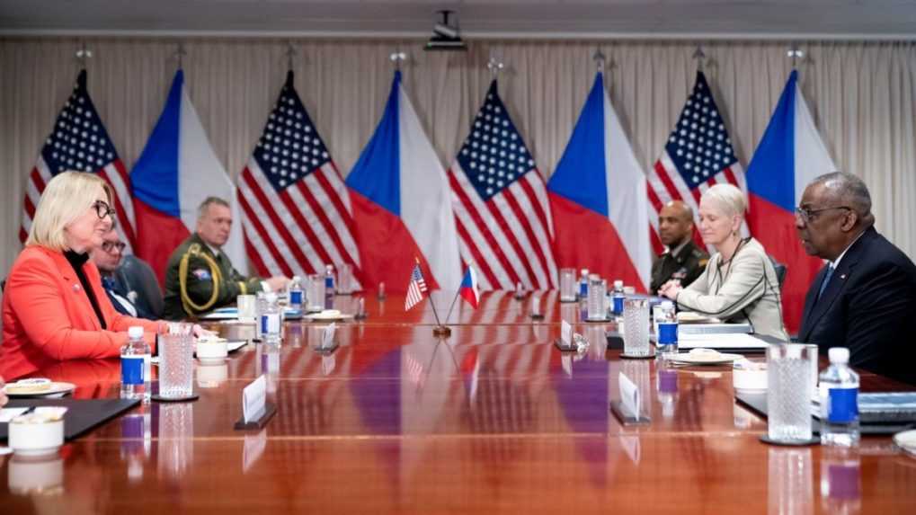 Česká ministerka obrany podpísala dohodu o obrannej spolupráci Česka s USA