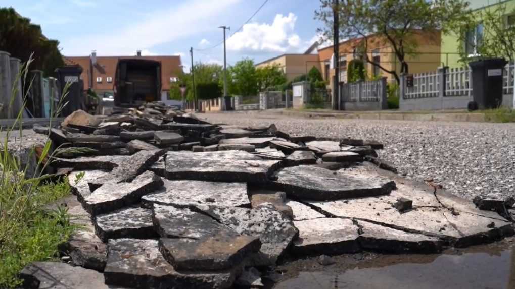 V Bánovciach nad Bebravou falošní asfaltéri opravovali chodníky