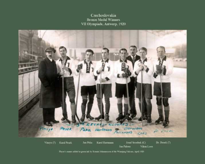 Hráči československého tímu a bronzoví medailisti.