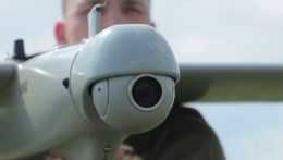 Na snímke drží vojak dron.