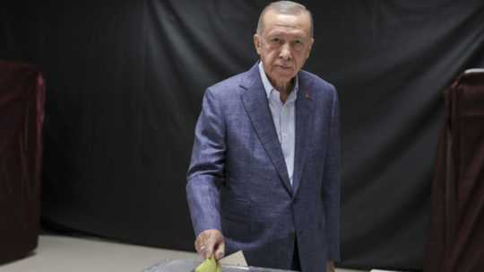 Turecký prezident Recep Tayyip Erdogan a prezidentský kandidát hlasuje počas parlamentných a prezidentských volieb v Turecku.