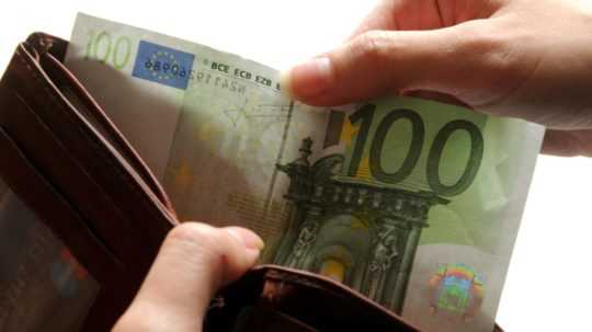 Na snímke je stoeurová bankovka v peňaženke.