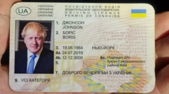 Na snímke falošné doklady s menom bývalého britského premiéra Borisa Johnsona.