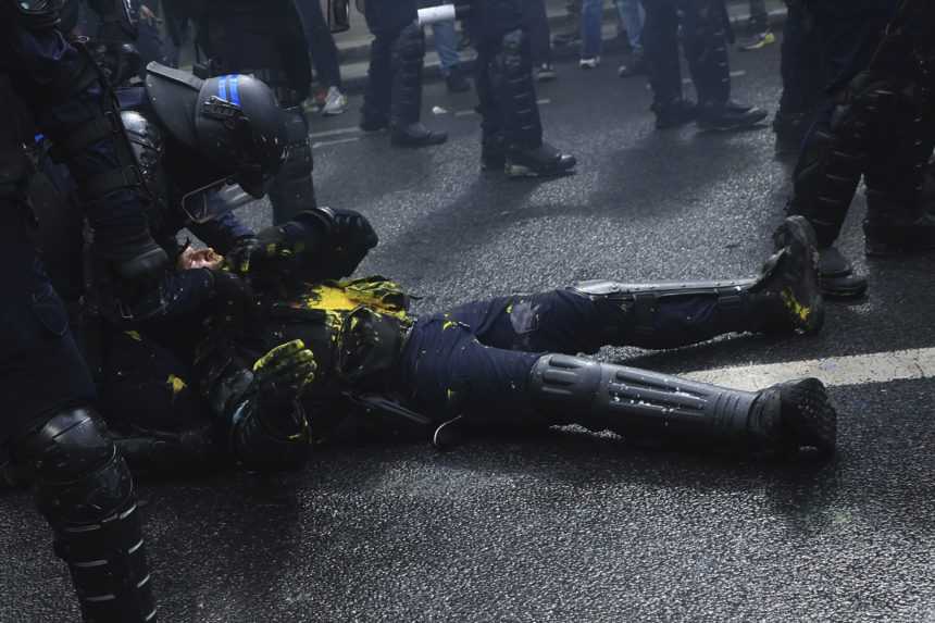 Vo Francúzsku bolo pri demonštráciách zranených 406 policajtov a zatkli 540 ľudí
