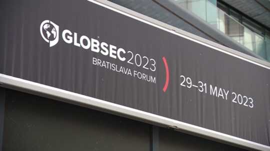 Na snímke banner s nápisom GLOBSEC a dátumami konania tejto bezpečnostnej konferencie