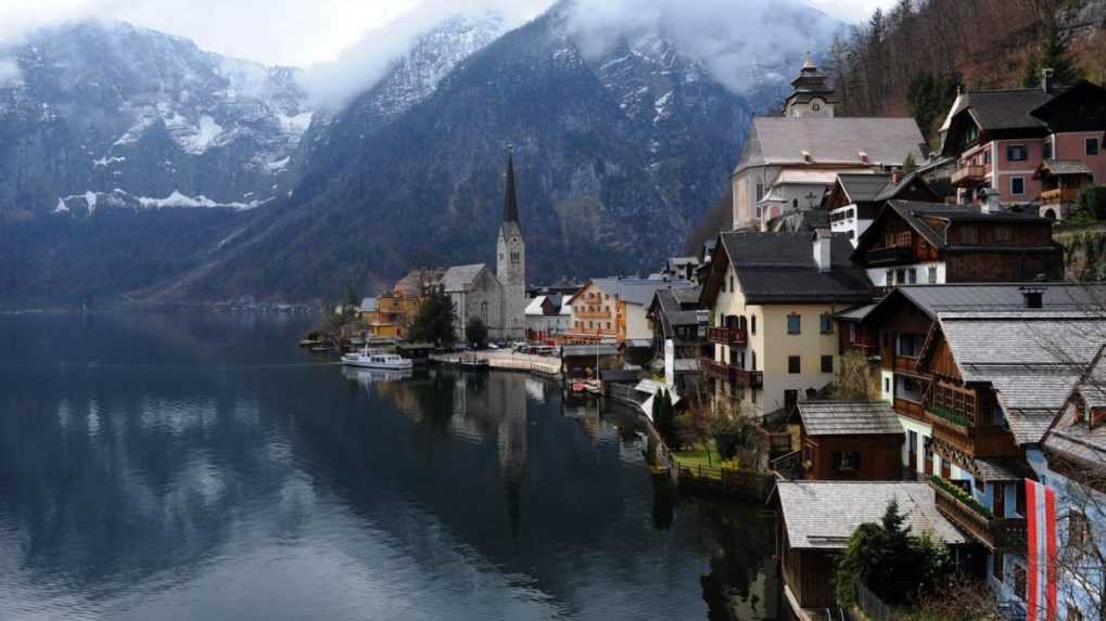 Slávna rakúska dedinka postavila bariéru proti turistickým fotografiám