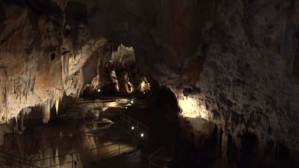 Najznámejšiu jaskyňu Slovenského krasu si návštevníci môžu konečne pozrieť aj z loďky