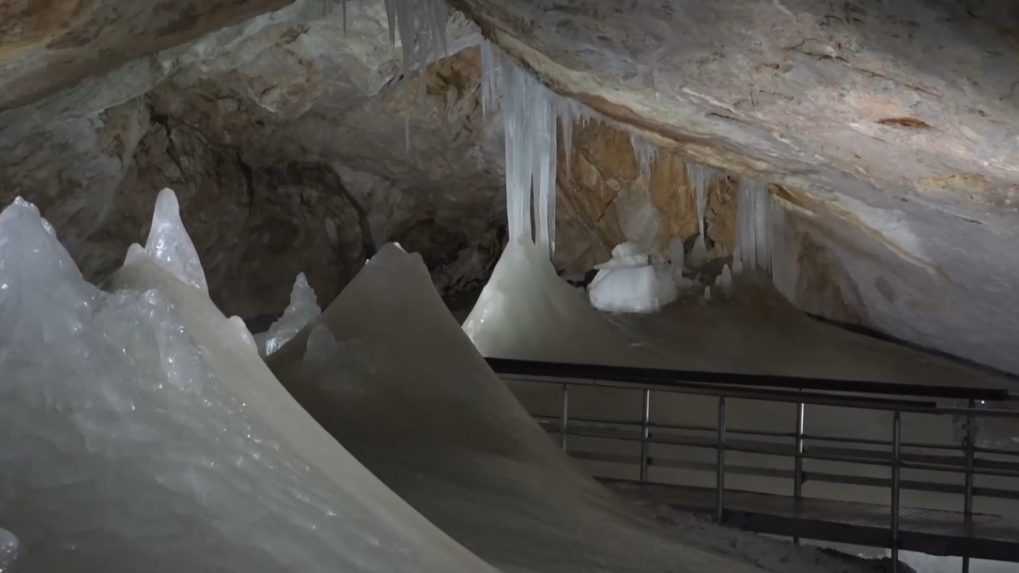 Výzdoba Dobšinskej ľadovej jaskyne sa mení každý rok. Niektoré útvary sú známe už len z fotiek