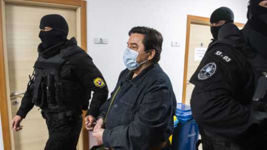 Obžalovaný Marian Kočner prichádza v sprievode eskorty na súdne pojednávanie.
